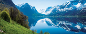 Imagem de um lago com montanhas ao fundo